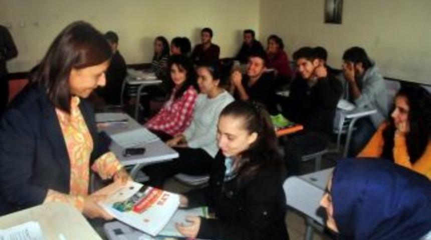 Akdeniz Belediyesi&rsquo;nden &Uuml;niversite Adaylarına Kitap Desteği