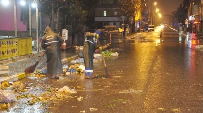 Kartepe&rsquo;de Pazar Yerleri Belediye Ekipleri Tarafından S&uuml;rekli Temizleniyor