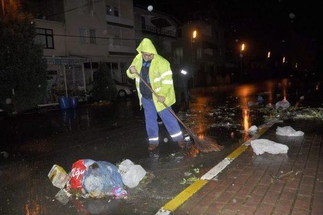 Kartepe’de Pazar Yerleri Belediye Ekipleri Tarafından Sürekli Temizleniyor