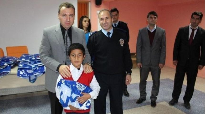 Polisler &Ccedil;ocukların Y&uuml;z&uuml;n&uuml; G&uuml;ld&uuml;rd&uuml;