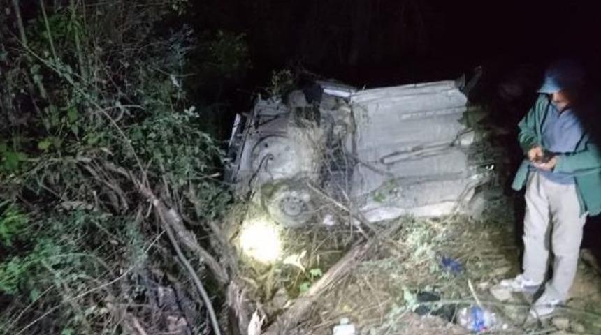 Otomobil 300 Metreden Dereye U&ccedil;tu: 4 &Ouml;l&uuml;, 2 Yaralı