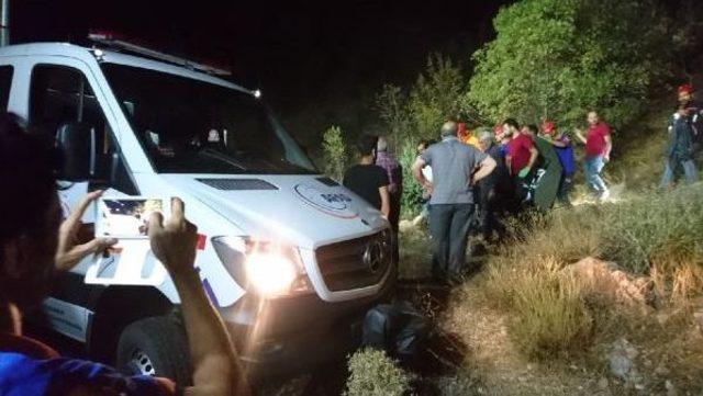 Otomobil 300 Metreden Dereye U&ccedil;tu: 4 &Ouml;l&uuml;, 2 Yaralı 1