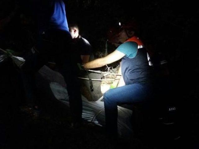 Otomobil 300 Metreden Dereye U&ccedil;tu: 4 &Ouml;l&uuml;, 2 Yaralı 2