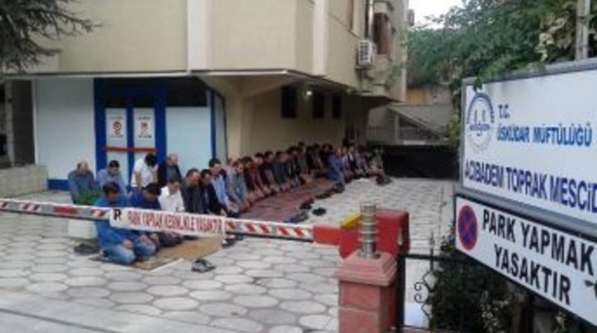 Validebağ&rsquo;da Apartman Boşluğunda Cuma Namazı