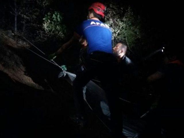 Otomobil 300 Metreden Dereye U&ccedil;tu: 4 &Ouml;l&uuml;, 2 Yaralı 3