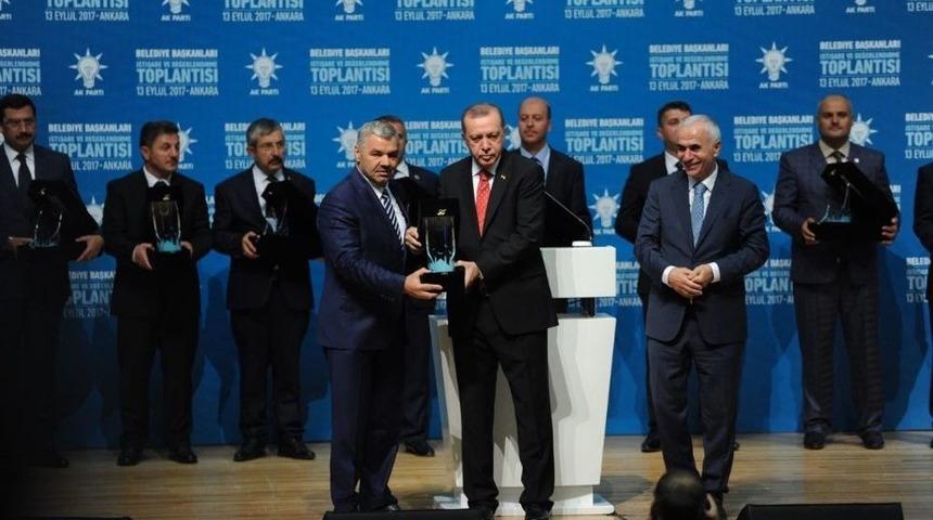 Cumhurbaşkanı Erdoğan&rsquo;dan, Başkan &Ccedil;elik&rsquo;e &Ouml;d&uuml;l