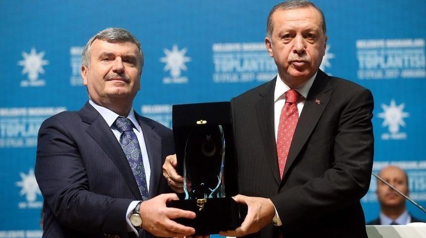Cumhurbaşkanı Erdoğan&rsquo;dan Konya B&uuml;y&uuml;kşehir&rsquo;e &Ouml;d&uuml;l