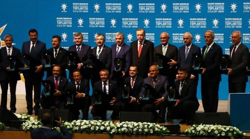 Başkan Yılmaz, &Ouml;d&uuml;l&uuml;n&uuml; Cumhurbaşkanı Erdoğan&rsquo;dan Aldı