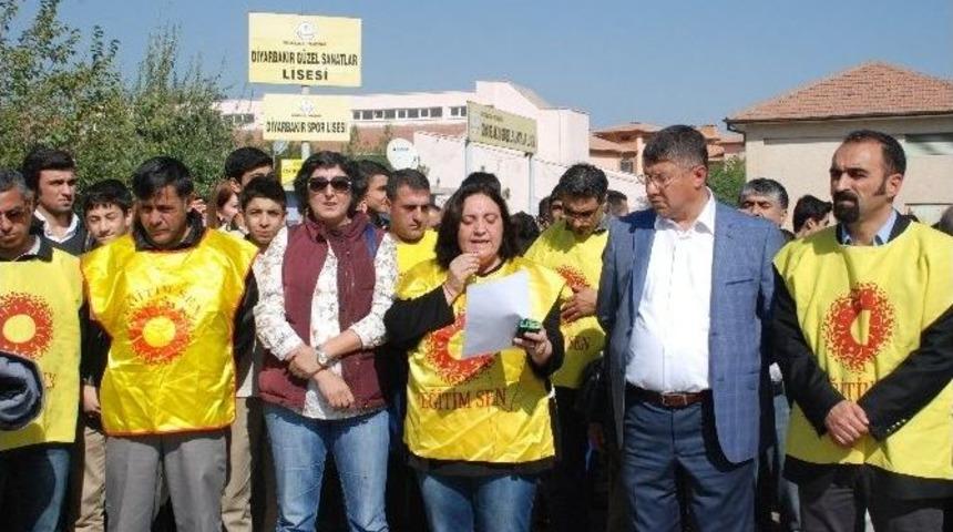 Diyarbakır&rsquo;da &Ouml;ğretmen Ve &Ouml;ğrencilerden Yol Kapatma Eylemi