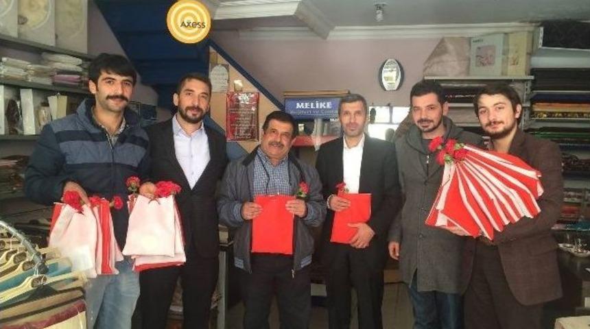 Niksar&rsquo;da &Uuml;lk&uuml;c&uuml;ler Kur&rsquo;an Ve T&uuml;rk Bayrağı Dağıttı