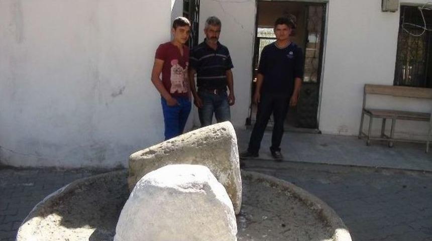 Dibek Taşı Turistlerin İlgi Odağı Oldu