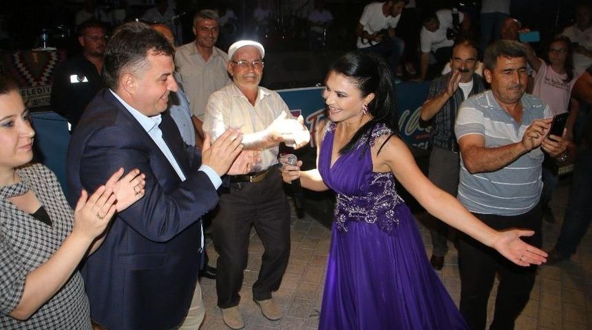 Kınık Hasat Festivali&rsquo;nde Ankaralı Ayşe Coşkusu