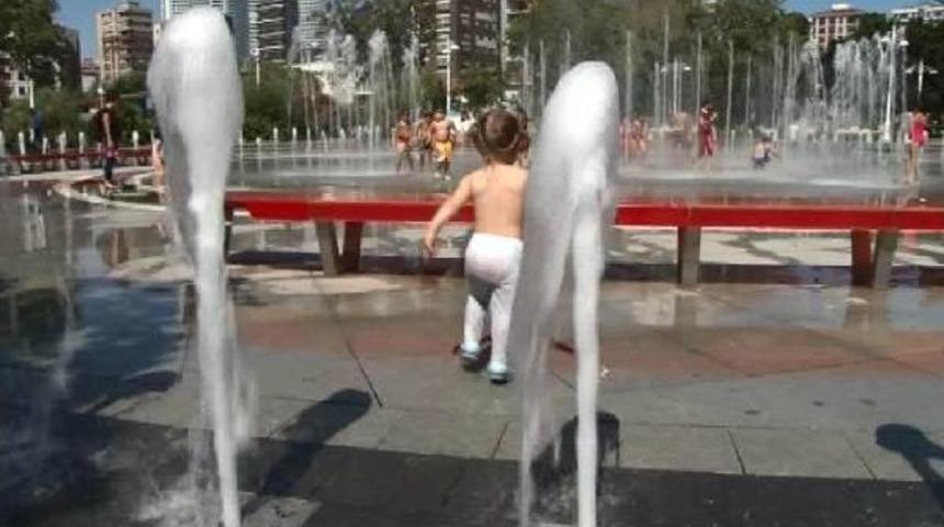 &Ccedil;ocukların Fıskiyeyle Serinleme Keyfi