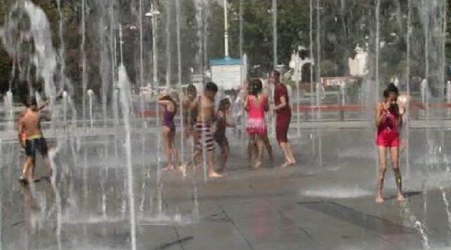 &Ccedil;ocukların Fıskiyeyle Serinleme Keyfi 1