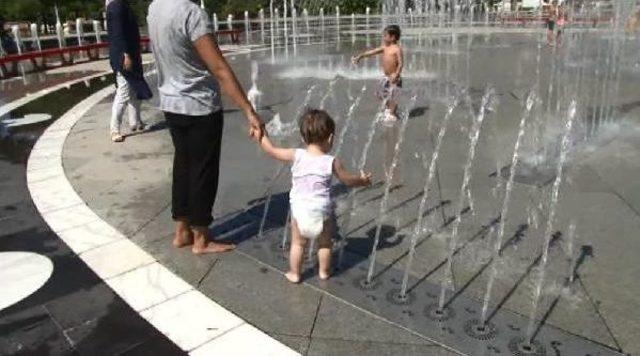 &Ccedil;ocukların Fıskiyeyle Serinleme Keyfi 2