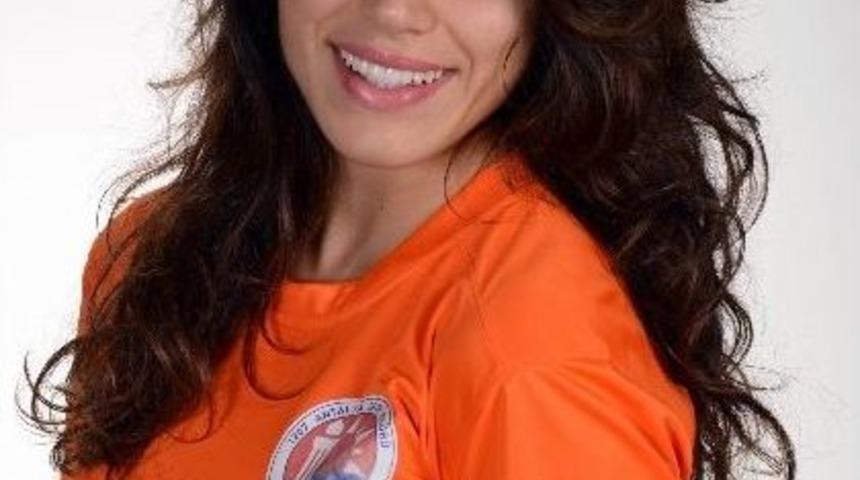 Kadın Futbolcular St&uuml;dyoya Girdi