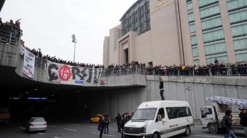 Alt Ge&ccedil;ide Minib&uuml;s &Ccedil;ekip, Tezah&uuml;rat Yaptılar