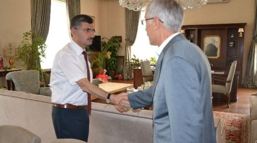 Manisa Rumeli Balkan G&ouml;&ccedil;menleri Derneği Vali Bektaş&rsquo;ı Ziyaret Etti