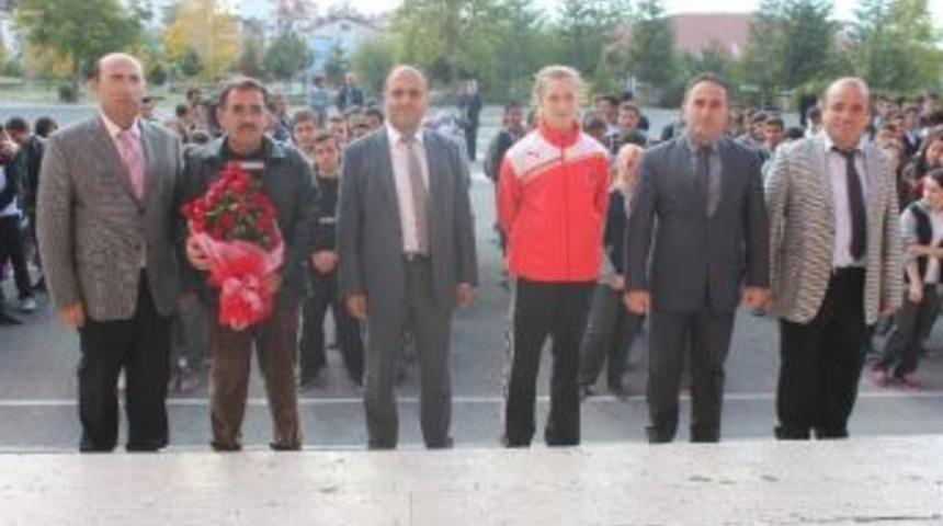 T&uuml;rkiye Şampiyonu Milli Tekvandocu Altınla &Ouml;d&uuml;llendirildi