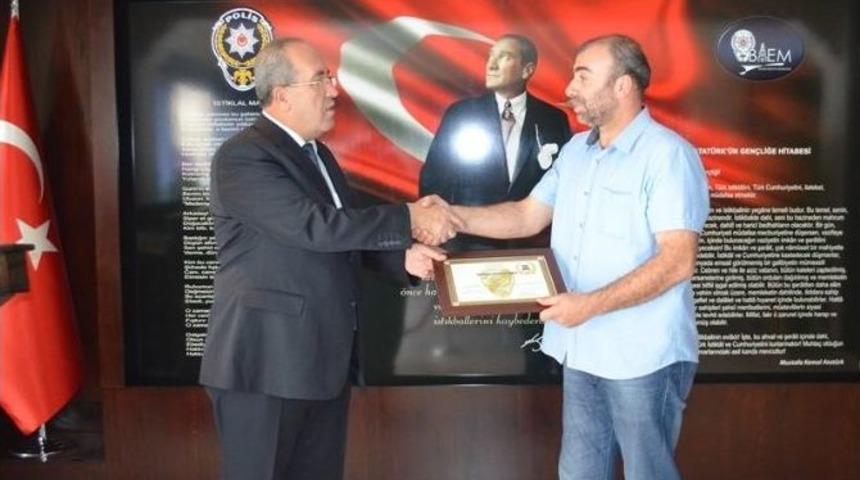 Emekli Olan Polis Memuruna &ldquo;hizmet Onur Belgesi&rdquo; Verildi