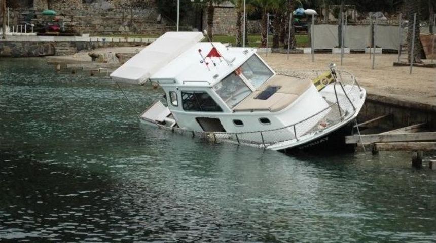 Fırtınada S&uuml;r&uuml;klenen 300 Bin Liralık Teknede B&uuml;y&uuml;k Hasar