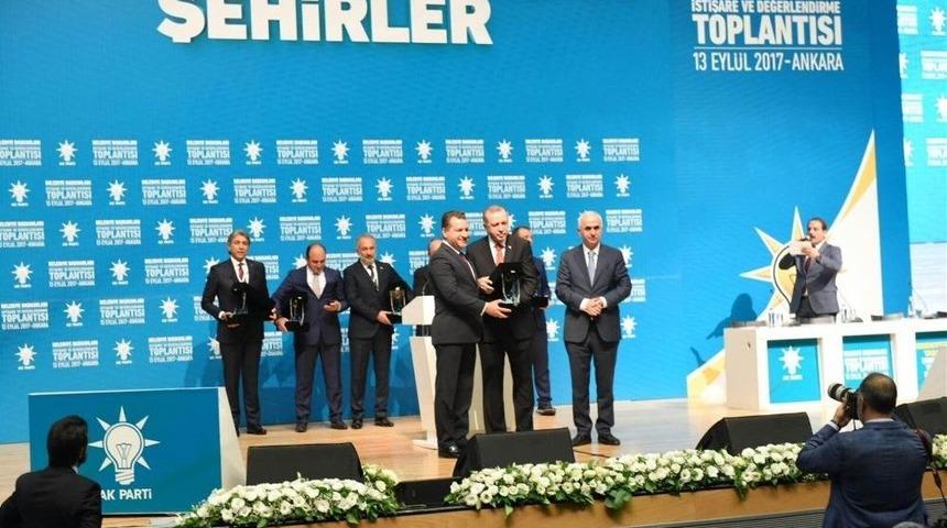 Cumhurbaşkanı Erdoğan&rsquo;dan Y&uuml;cel Yılmaz&rsquo;a &Ouml;d&uuml;l