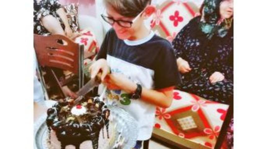 Doğum G&uuml;n&uuml; Pastası 8 Kişiyi Zehirledi