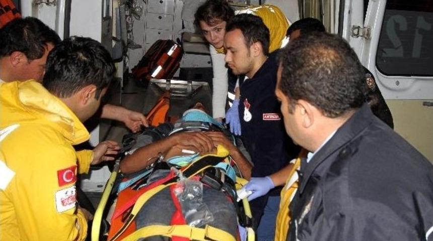 Alanya&rsquo;da Otomobil U&ccedil;uruma Yuvarlandı: 3 Yaralı