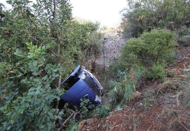 Alanya’da Otomobil Uçuruma Yuvarlandı: 3 Yaralı