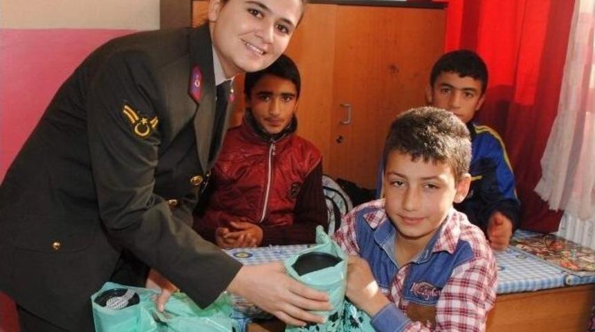 Jandarma Molotofla Yakılan Okulları Ziyaret Etti