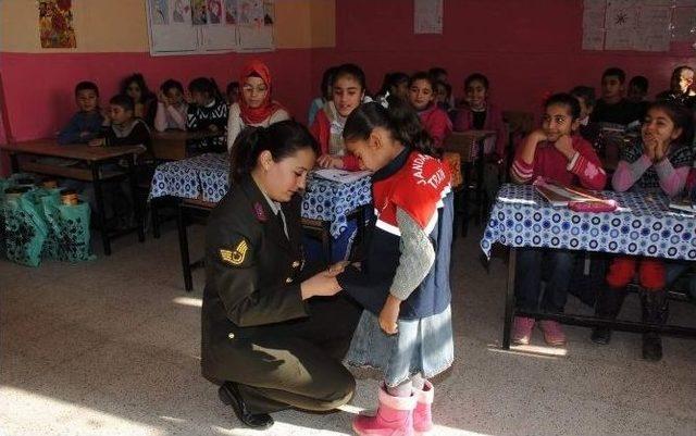 Jandarma Molotofla Yakılan Okulları Ziyaret Etti