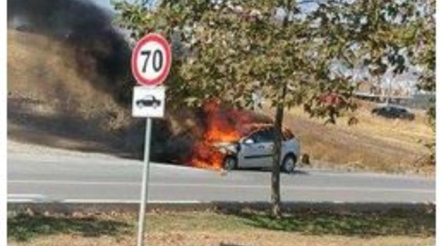 Motorundan Alev Alan Otomobil Yandı