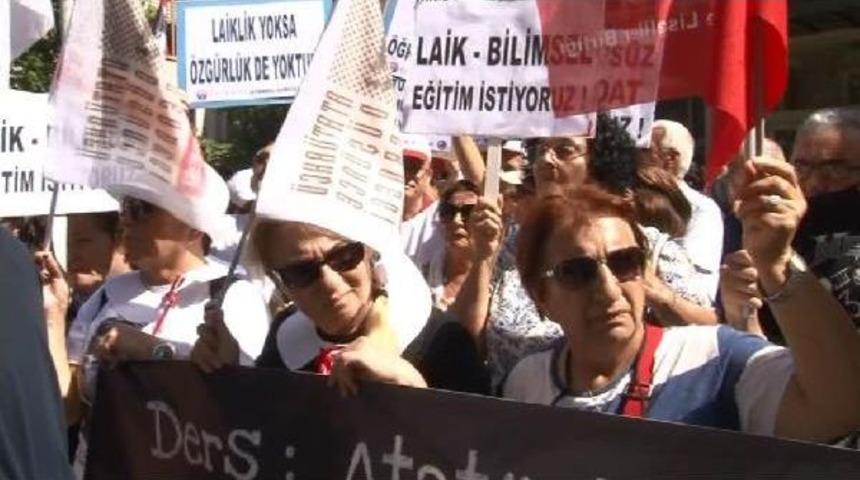 İl Milli Eğtim M&uuml;d&uuml;rl&uuml;ğ&uuml; &Ouml;n&uuml;nde "atat&uuml;rks&uuml;z Eğitim Istemiyoruz" Eylemi