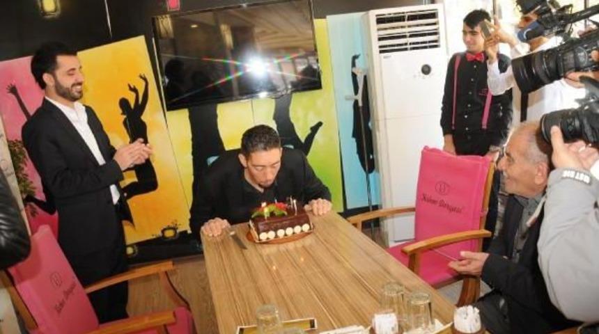 D&uuml;nyanın En Uzun Adamı, 33'&uuml;nc&uuml; Yaş G&uuml;n&uuml;n&uuml; Kutladı