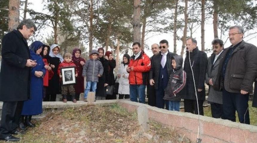 Trt Sanat&ccedil;ısı "t&uuml;rk&uuml; Paşa" Raci Alkır &Ouml;l&uuml;m&uuml;n&uuml;n 3. Yıld&ouml;n&uuml;m&uuml;nde Mezarı Başında Anıldı
