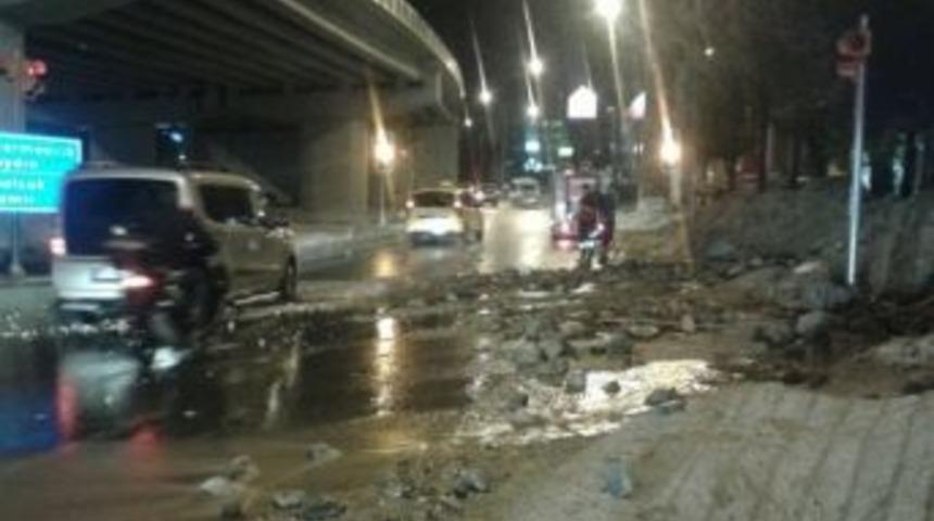 Kuşadası&rsquo;nda Şiddetli Yağmurun Etkisi S&uuml;r&uuml;yor