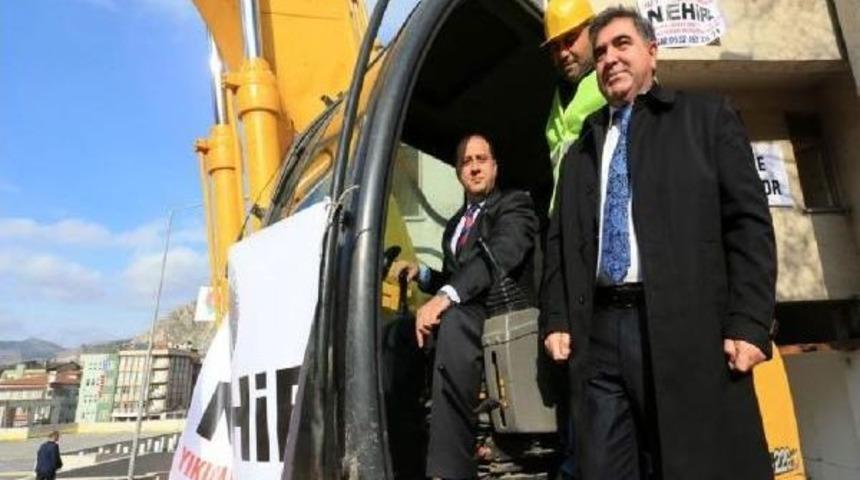 Amasya Valisi &Ccedil;omaktekin: Tarihi Dokuya Uygun Binalar Yapıyoruz