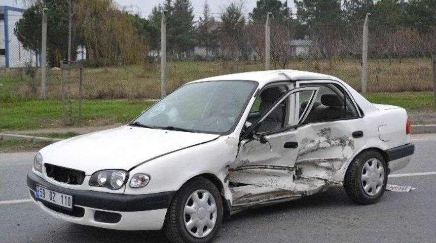 Tekirdağ&rsquo;da Hastane &Ouml;n&uuml;nde Trafik Kazası: 2 Yaralı