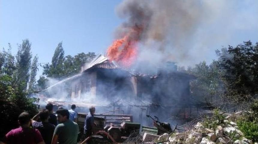 İki Katlı Ahşap Ev Yangında K&uuml;l Oldu