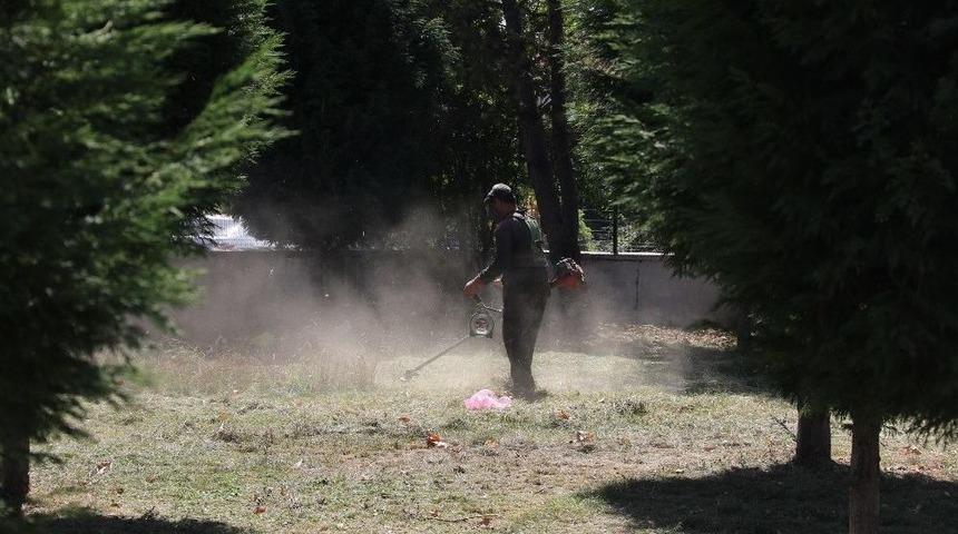 Okul Bah&ccedil;eleri Temizleniyor