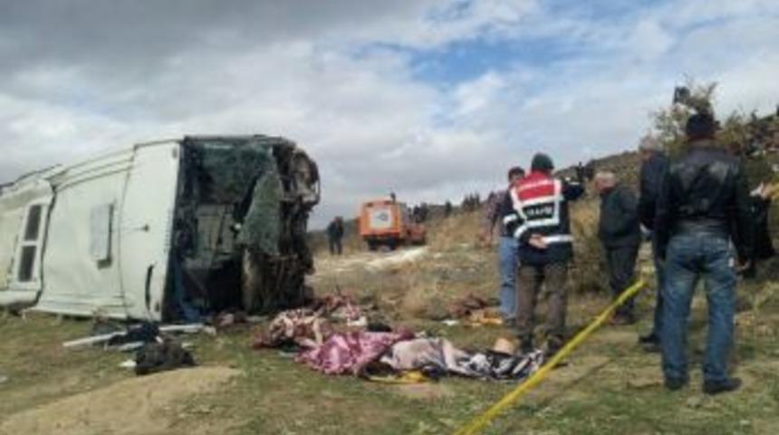 Afyonkarahisar&rsquo;da Kaza: &Ccedil;ok Sayıda &Ouml;l&uuml; Ve Yaralı Var