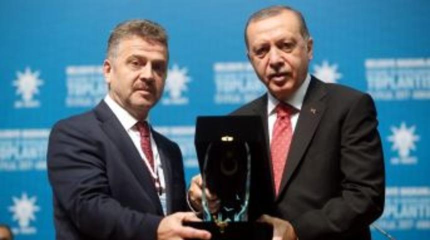 Gaziosmanpaşa Belediyesi&rsquo;ne Cumhurbaşkanı Erdoğan&rsquo;dan &Ouml;d&uuml;l