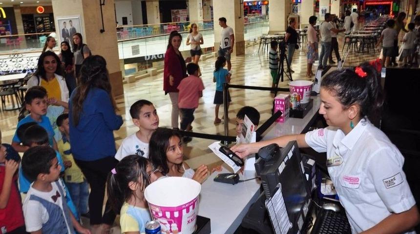 Manavgat’ta Yoksul Öğrencilerin Sinema Keyfi