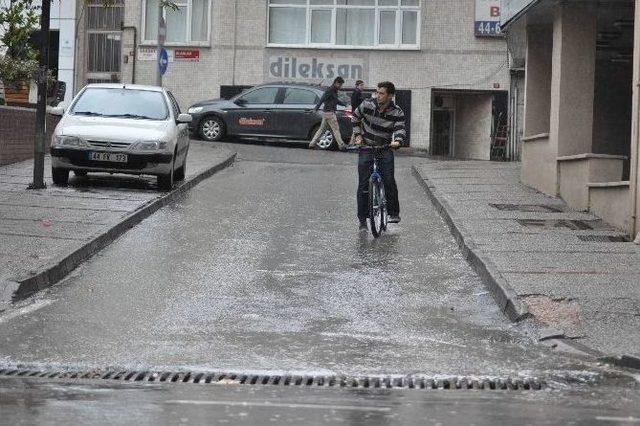 Balıkesir’de Yağmur Vatandaşları Hazırlıksız Yakaladı