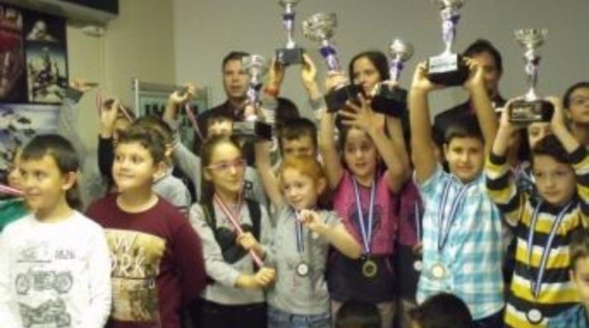 Kapaklı Gazi İlkokulu 4 Madalya Aldı