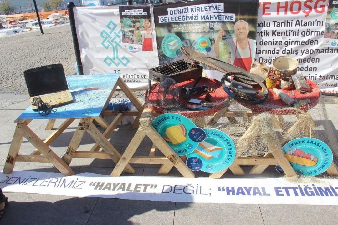 Denizden &Ccedil;ıkan Atıklar Balık&ccedil;ı Tezgahlarında Sergilendi
