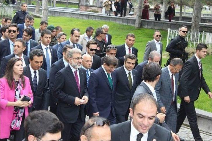Başbakan Davutoğlu Seyyid Burhaneddin Türbesi’ni Ziyaret Etti