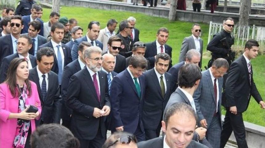 Başbakan Davutoğlu Seyyid Burhaneddin T&uuml;rbesi&rsquo;ni Ziyaret Etti