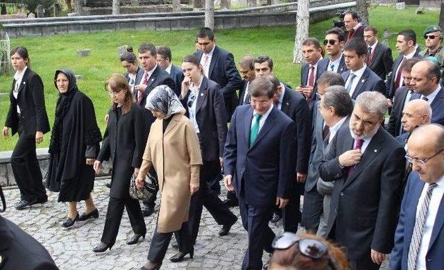 Başbakan Davutoğlu Seyyid Burhaneddin Türbesi’ni Ziyaret Etti