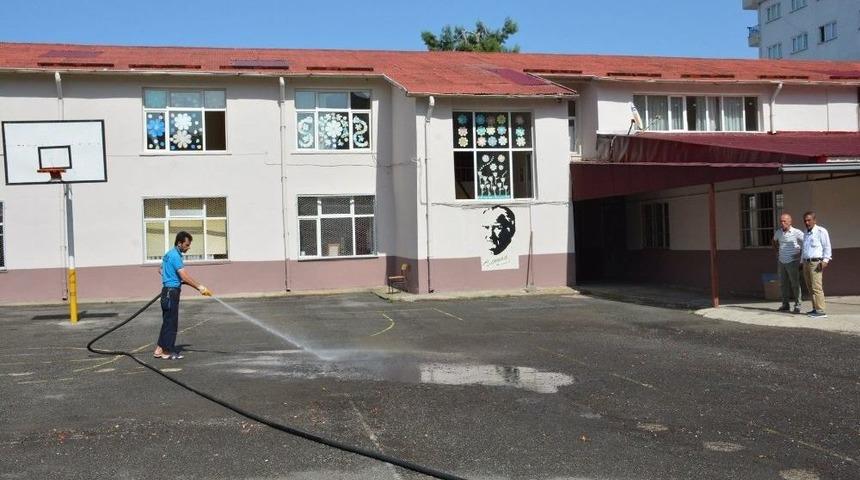 Okul Bahçeleri Yeni Eğitim Öğretim Yılı Öncesi Temizleniyor